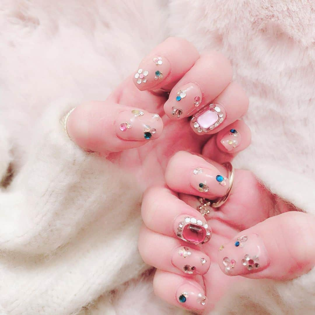 エリンコさんのインスタグラム写真 - (エリンコInstagram)「💅 . 𝓃𝑒𝓌 𝓃𝒶𝒾𝓁 💎 . 久しぶりにスクエアの形にしてみた♡ そして短めにしてみたよー♡ . キラキラたくさんつけてもらったー😍💎💕 . 秋冬っぽく落ち着いたピンクベージュのカラーにしたよ🎀 . @parkbytokyo 担当 @honda_parkbytokyo いつもありがとうございますー💓 . そしてたくさん指につけたお気に入りリング💍 @mytwilight.official のだよー🎶 . 存在感あって一気にお洒落になるっ💕 . #nail #ネイル #ネイルデザイン #キラキラネイル #mytwilight #指輪 #ring #えりんこネイル」10月19日 11時21分 - erinko0315