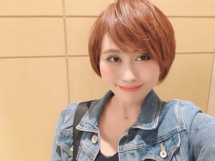 Karinのインスタグラム：「hair cut✂️ たまには伸ばしてみようかと思いつつ、やっぱりショートヘアが落ち着く✨ #hair #hairstyle #haircut #ヘアカット #ショートヘア #ショートヘアー女子  #シンガー #シンガーソングライター #音楽 #音楽好きな人と繋がりたい #写真 #photo #music #ilovemusic #musicgram #karin #singer #singersongwriter」
