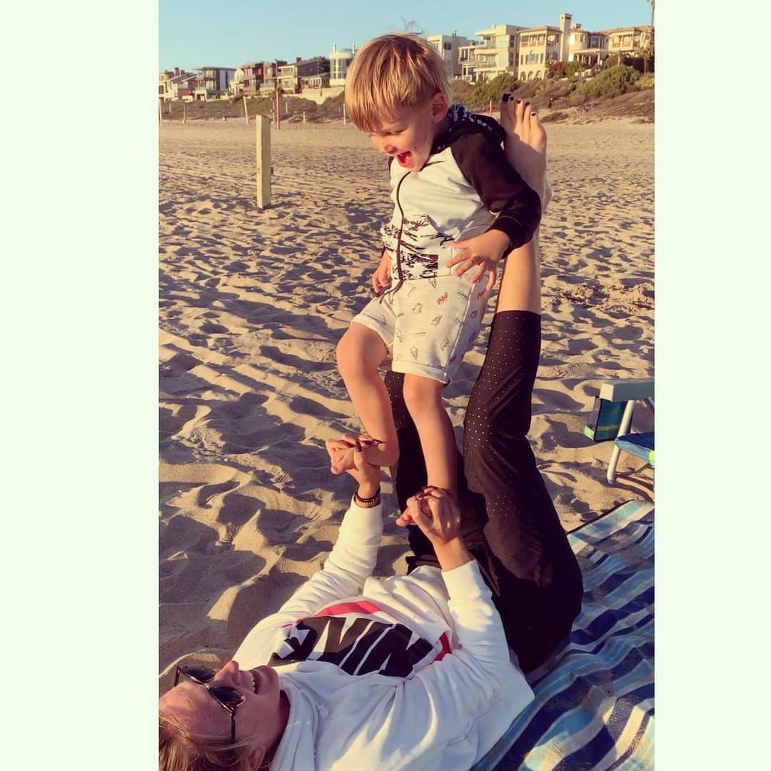ビクトリア・アザレンカのインスタグラム：「Balance is 🔑  Golden hour 🌅 Happy weekend everyone」