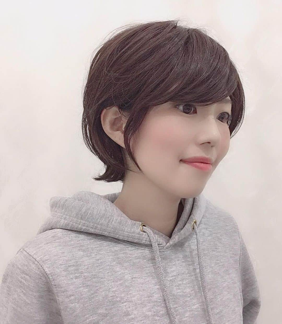 AQUADOLL アクアドールウィッグさんのインスタグラム写真 - (AQUADOLL アクアドールウィッグInstagram)「こんにちは😃アクアドール横浜サロンの鎌倉です🌟 ・ 朝晩は冷えるようになってきましたね💦 ストールを巻いていたり、ハイネックの洋服を着てる方を度々見かけるようになってきました🧣 ・ そういったファッションにおススメの外ハネ束感ショート❣️ ・ フードか付いている洋服でも、襟に当たらずスッキリ快適です✌️ ・ 元々、外ハネになっているスタイルなので、、、 肩に着いてハネる💦を気にするのではなく、外ハネスタイルを楽しんで下さい😆💕 ・ 前髪が長めなので、流しても眉が隠れます‼️ . 私はおでこが狭いので長く感じるかもしれませんが、 購入当日に前髪カットで好みの長さに調節もできます✌️ ・ pw023 全5色 ¥17,800-(税抜) ・ 在庫ございますので、是非お試しください💕 皆様のご来店お待ちしております😊  #AQUADOLL#アクアドール#アクアドールヴィーナス#アクアドールウィッグ#医療用ウィッグ#ウィッグ#wig#カツラ#かつら#ウィッグ生活#抗がん剤#抗がん剤治療#副作用#乳がん#がん#がん患者#脱毛症#円形脱毛#円形脱毛症#自己免疫疾患#多発性脱毛症#薄毛#抜毛症#横浜市#横浜サロン#ヘアカタログ#ヘアスタイル#ショートヘア#ミディアム#関内」10月19日 11時30分 - aquadollwig