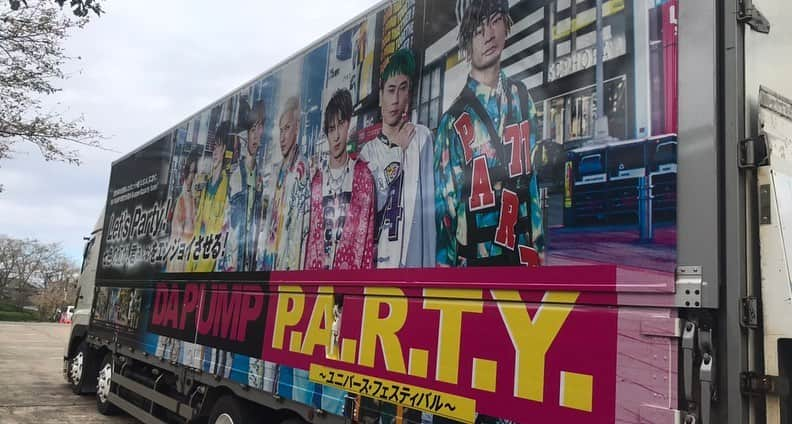 KIMI さんのインスタグラム写真 - (KIMI Instagram)「いよいよ本日から14カ所20公演の全国ツアー LIVE DA PUMP 2019 「FUNKY TRICKY PARTY」が開幕します。 念願の初めての全国ツアー、メンバー7人とスタッフの皆様、そしてDA PUMPを応援してくれる皆様と共に、全力で楽しみたいと思います‼️押忍  各会場でラッピングバスも停車してますので、是非記念撮影してくださいね👍」10月19日 11時42分 - kimi_da_pump