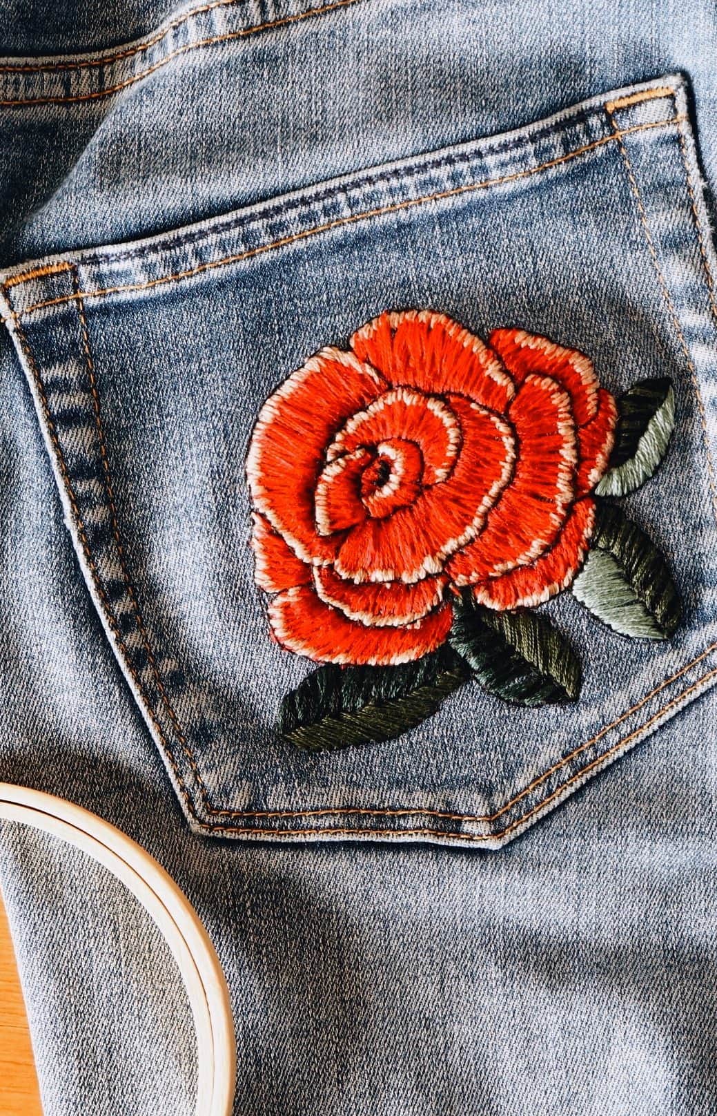 handmade shopのインスタグラム：「お尻ポケットに薔薇の刺繍をしてみました﻿ ﻿ カジュアルな雰囲気にしたかったので﻿ 刺繍糸は3本取りでざっくり縫いです﻿ ﻿ こちらの動画はショートバージョンです﻿ ロングバージョンはYouTubeでご覧ください﻿  ぜひチャンネル登録お願いします🌟 🔎eri yamazato﻿ ﻿ ﻿ ﻿」