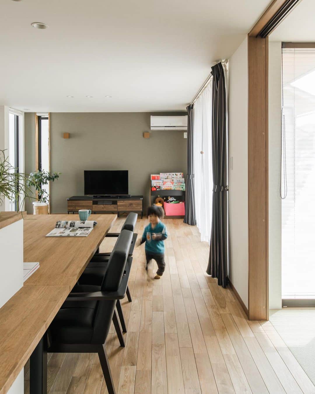 ルポハウス一級建築士事務所さんのインスタグラム写真 - (ルポハウス一級建築士事務所Instagram)「・ ・ ・ どこにいても子どもが見渡せる空間、というリクエストに応えたリビングダイニング。窓から明るい光が差し込みます。 ・ ・ ・ 𓐌𓐌𓐌𓐌𓐌𓐌𓐌𓐌𓐌𓐌𓐌𓐌𓐌𓐌𓐌𓐌𓐌𓐌  ルポハウスの施工事例はこちらまで☞ @reposhouse  𓐌𓐌𓐌𓐌𓐌𓐌𓐌𓐌𓐌𓐌𓐌𓐌𓐌𓐌𓐌𓐌𓐌𓐌 #ルポハウス は#ちょっとかっこいい家 を"友人のために" という思いでつくっています。 一生に一度の#マイホーム。 「あなたにしかできない」×「ルポハウスだからできる」で、 私たちだけの#家づくり を思いっきり楽しんでみませんか？！ ・ ・ ・ #住宅 #注文住宅 #新築一戸建て #デザイナーズ住宅  #一級建築士事務所 #設計事務所  #滋賀県大津市 #滋賀県草津市 #滋賀県栗東市  #滋賀県近江八幡市 #リビングダイニング #リビングインテリア #ダイニングインテリア #無垢フローリング #ナラ床材 #リリカラクロス #lv1473 #スリット窓 #インテリアグリーンのある暮らし #天井高2200」10月19日 11時59分 - reposhouse