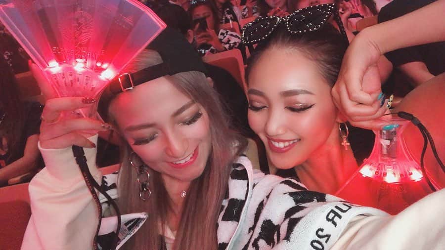 鈴木愛美さんのインスタグラム写真 - (鈴木愛美Instagram)「❤️🏮❤️🏮❤️🏮❤️🏮❤️ . KODA KUMI ❤︎ LIVE TOUR 2019 【 re（LIVE）】 JAPONESOUE 2013→2019 . Black Cherryも最高だったけど JAPONESOUEもやっぱり最高過ぎた♡ . 懐かしかったなぁあ❤️💕 可愛かったなぁあ!!!!! . "THE ☆ エロカッコいい" って感じのライブでしたっ!!!! . JAPONESOUEの曲本当に好き。 . . . #reLIVE #relivetour2019 #KODAKUMI #倖田來未 #倖田組 #LIVE」10月19日 11時52分 - x.manya.x