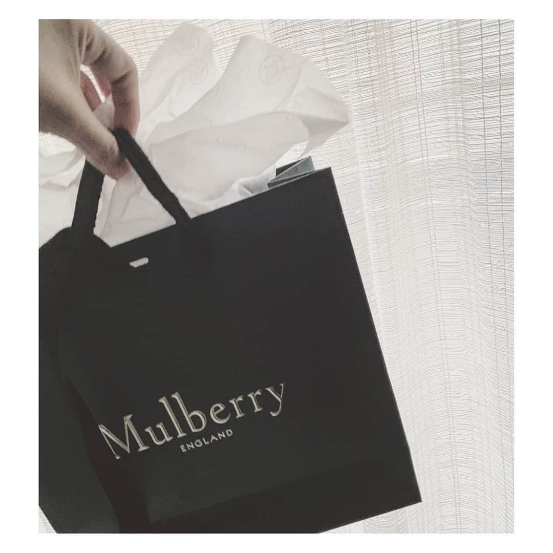 JUNNAのインスタグラム：「@mulberryengland の レタリングシリーズ可愛い〜🙈 @sealbank さんのインスタで見てから 欲しいぃぃ。と思ってたこ。  新しくスマホケースをホワイトレザーのものに新調したから それに合わせてホワイトレザーの"J"を...🖤 「アルファベット レザーステッカー J」  ホワイト×ホワイト気分にぴったり。  スマホケースカスタマイズ📱  #only #スマホケース #マルベリーイングランド #mulberryengland #mulberry」