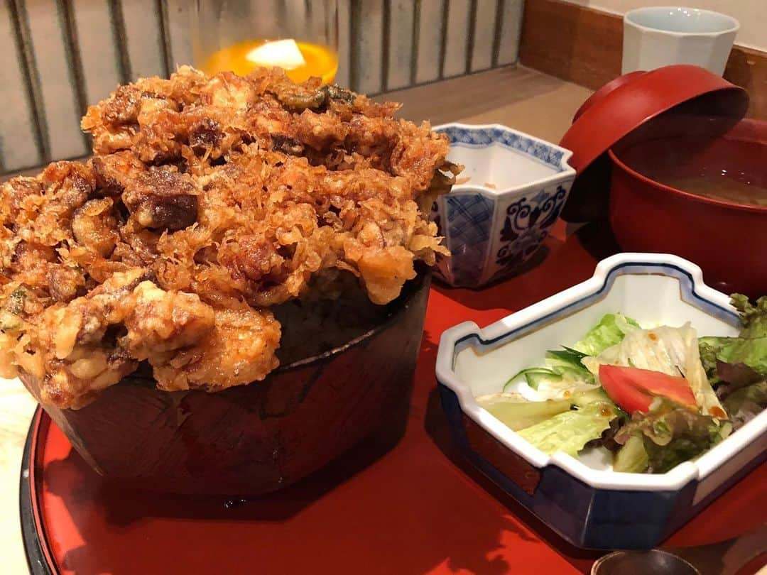 興梠友理さんのインスタグラム写真 - (興梠友理Instagram)「【高瀬】かきあげ天丼(ランチのみ) ・ まず、かきあげが丼の縁に乗ってて、ご飯から浮いてることにびっくり‼️😳 ・ ランチとしてはややお高めだけど、その価値はある美味しさ😍サラダ、小鉢、お味噌汁、デザート付きだし💕 ・ かきあげはどこを食べても具が詰まってて、揚がり具合もサクサクで最高✨甘辛なつゆにつけてるのに、全然ふにゃふにゃしてない！ ・ ただ、あげるのに時間がかかるので、時間に余裕があるときにいきましょう。(私は11：40に注文して、20分以上待ちました) ・ 北参道駅からも代々木駅からも歩いていけますよ♪ ※近くに同じ名前の系列のお寿司屋さんもあるので、間違えないようにご注意を！ ・ #かきあげ丼 #かきあげ天丼 #天丼 #高瀬 #北参道グルメ #北参道ランチ #代々木グルメ #代々木ランチ」10月19日 12時03分 - yuri_rogi