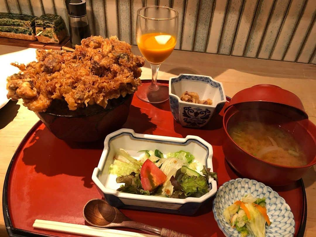 興梠友理さんのインスタグラム写真 - (興梠友理Instagram)「【高瀬】かきあげ天丼(ランチのみ) ・ まず、かきあげが丼の縁に乗ってて、ご飯から浮いてることにびっくり‼️😳 ・ ランチとしてはややお高めだけど、その価値はある美味しさ😍サラダ、小鉢、お味噌汁、デザート付きだし💕 ・ かきあげはどこを食べても具が詰まってて、揚がり具合もサクサクで最高✨甘辛なつゆにつけてるのに、全然ふにゃふにゃしてない！ ・ ただ、あげるのに時間がかかるので、時間に余裕があるときにいきましょう。(私は11：40に注文して、20分以上待ちました) ・ 北参道駅からも代々木駅からも歩いていけますよ♪ ※近くに同じ名前の系列のお寿司屋さんもあるので、間違えないようにご注意を！ ・ #かきあげ丼 #かきあげ天丼 #天丼 #高瀬 #北参道グルメ #北参道ランチ #代々木グルメ #代々木ランチ」10月19日 12時03分 - yuri_rogi