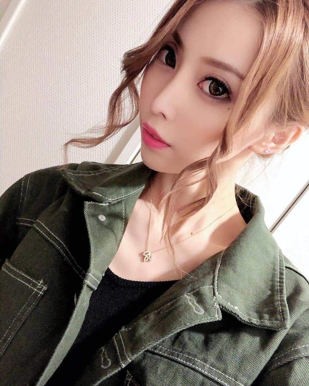 高橋沙弥華のインスタグラム：「お手頃な価格のセレクトショップ✨ @lapin_officialsite さんのニットワンピとジャケットのセット👗❤ カジュアル可愛い😍  タグから飛べます😊  #セットコーデ #カーキ #オーバーサイズ #キャミワンピ  座った時にスリットちら見せもいい感じ😂❤ （3枚目☀️） #スリット #スリットワンピ #秋服 #秋服コーデ #カジュアル」