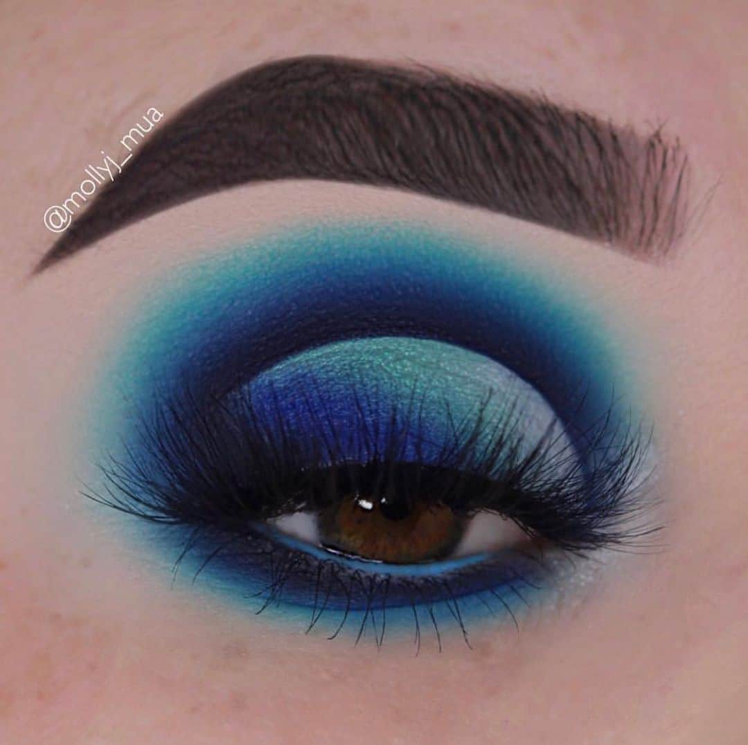 Jeffree Star Cosmeticsさんのインスタグラム写真 - (Jeffree Star CosmeticsInstagram)「BLENDED TO PERFECTION💙 @mollyj_mua created this oceanic look using our #BLUEBLOOD palette 🌊 #jeffreestarcosmetics」10月19日 12時09分 - jeffreestarcosmetics