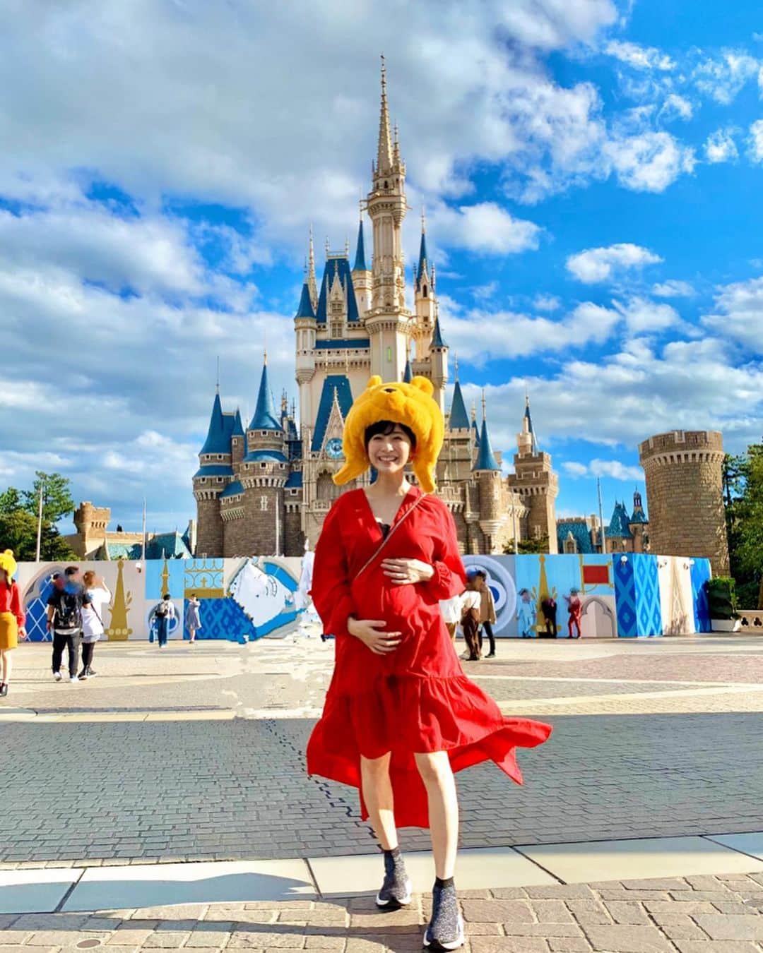 のインスタグラム：「・ にこにこ😊❤️ 安定期の間に行きたかったディズニー🐭❤️❤️ 2.5時間の滞在だったけど 今までしたディズニーデートの中で 1番幸せでした👫👶🏻💕 #disney #ディズニーデート　#ハロウィンディズニー #妊婦ディズニー　#妊娠7カ月 そんな日も肌解析アプリ 「FACE LOG」でチェック🐷 妊娠して肌が揺らぎやすくなったので かなりこまめにチェックしてます❣️ "やまとなでしこキレイ道"が面白くて これもよく見るんだ〜😁😁 #andgirl #FACELOG #beauty #スキンケア #美肌 #アンドガール #アプリ #PR #肌 #美容 #ドコモ」