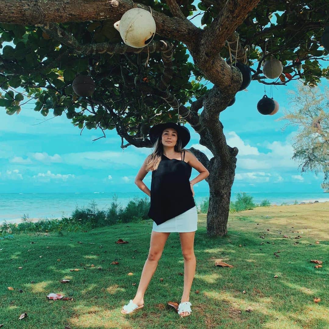 アリッサ ウーテンのインスタグラム：「さしぶっり〜日本のみまさん、たいふんだいじょぶでした？しんぱいでした！みまさんがセーフをねがっていました！それで、こちらは @meetme__official の ナタリートップ です！くろとラスットのいろがあります! 100% cotton でとってもきもち♡10／25はつばいなのでそれまでには @meetme__official をフォローおねがいします！」