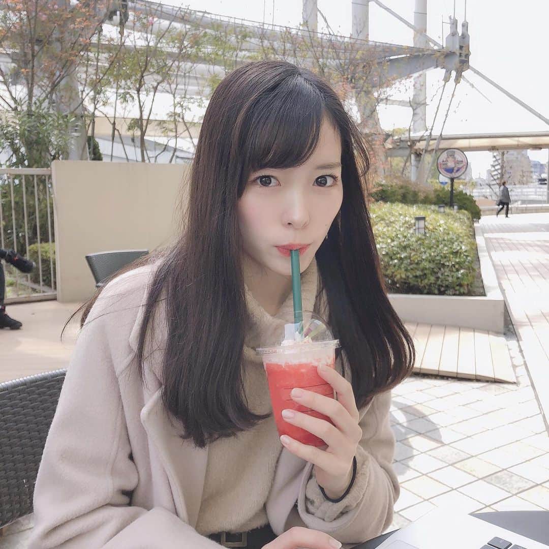 のインスタグラム：「. 卒論書かないと〜🙀 . . 後期はパソコンにしがみついてそうです😱 . . #卒論 #大学生 #寒い #スタバ #セルカ #photography #ポートレート #ポートレート女子 #サロモ #秋服 #ニット #ファッションコーデ #ユニクロコーデ #YouTuber #マネ亀」