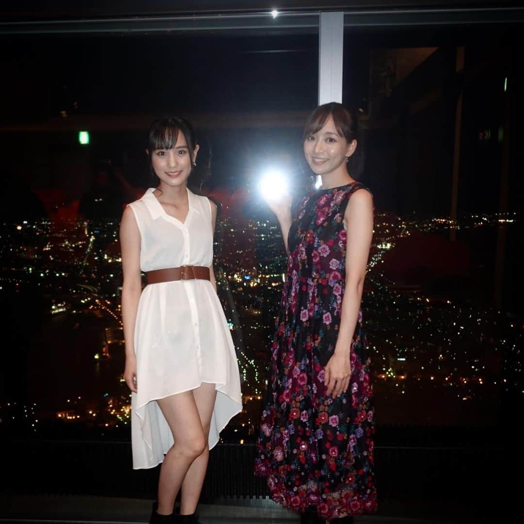 長谷川萌美さんのインスタグラム写真 - (長谷川萌美Instagram)「. . ステージからの函館夜景🌉✨ . 函館山上 #クレモナホール にて歌わせて頂きました✨ステージ後ろが夜景です！ . 北海道 5日目 #函館 ⒊ 曲♪「 #遠いところへ行くのでしょう 」の 転調するラストサビ前で 夜景を隠していたカーテンオープン🌉🎤🎵 . ライブ終わりにも沢山写真を撮りました📸✨ . #ビタスイ #遠ラブ #函館 #函館山 #live #ライブ #夜景」10月19日 12時46分 - moemi_hasegawa