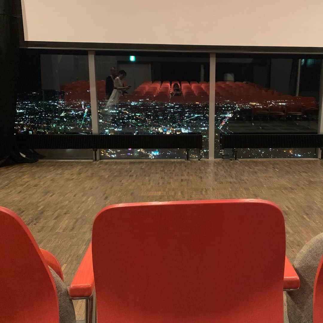 長谷川萌美さんのインスタグラム写真 - (長谷川萌美Instagram)「. . ステージからの函館夜景🌉✨ . 函館山上 #クレモナホール にて歌わせて頂きました✨ステージ後ろが夜景です！ . 北海道 5日目 #函館 ⒊ 曲♪「 #遠いところへ行くのでしょう 」の 転調するラストサビ前で 夜景を隠していたカーテンオープン🌉🎤🎵 . ライブ終わりにも沢山写真を撮りました📸✨ . #ビタスイ #遠ラブ #函館 #函館山 #live #ライブ #夜景」10月19日 12時46分 - moemi_hasegawa