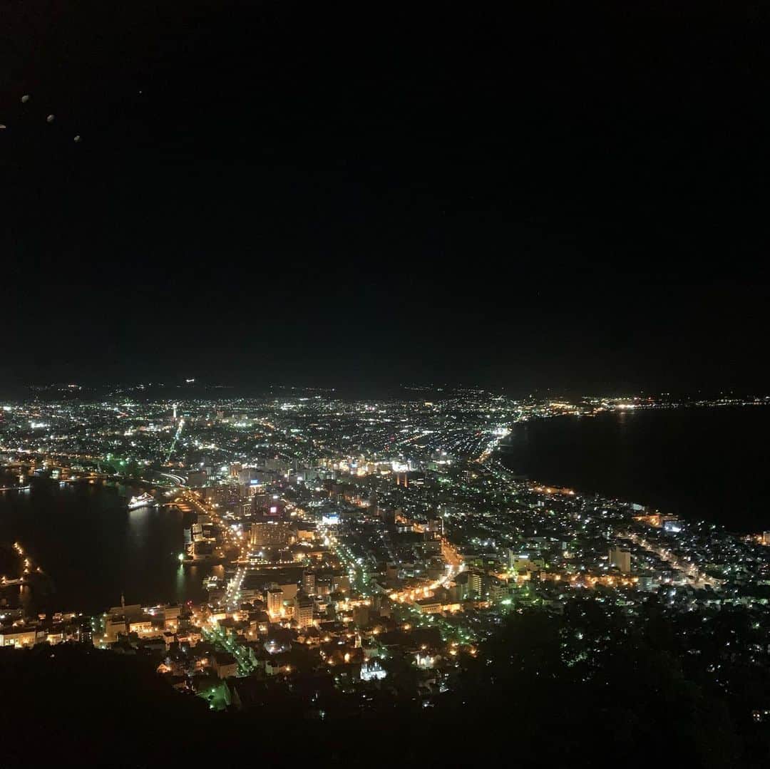 長谷川萌美さんのインスタグラム写真 - (長谷川萌美Instagram)「. . ステージからの函館夜景🌉✨ . 函館山上 #クレモナホール にて歌わせて頂きました✨ステージ後ろが夜景です！ . 北海道 5日目 #函館 ⒊ 曲♪「 #遠いところへ行くのでしょう 」の 転調するラストサビ前で 夜景を隠していたカーテンオープン🌉🎤🎵 . ライブ終わりにも沢山写真を撮りました📸✨ . #ビタスイ #遠ラブ #函館 #函館山 #live #ライブ #夜景」10月19日 12時46分 - moemi_hasegawa