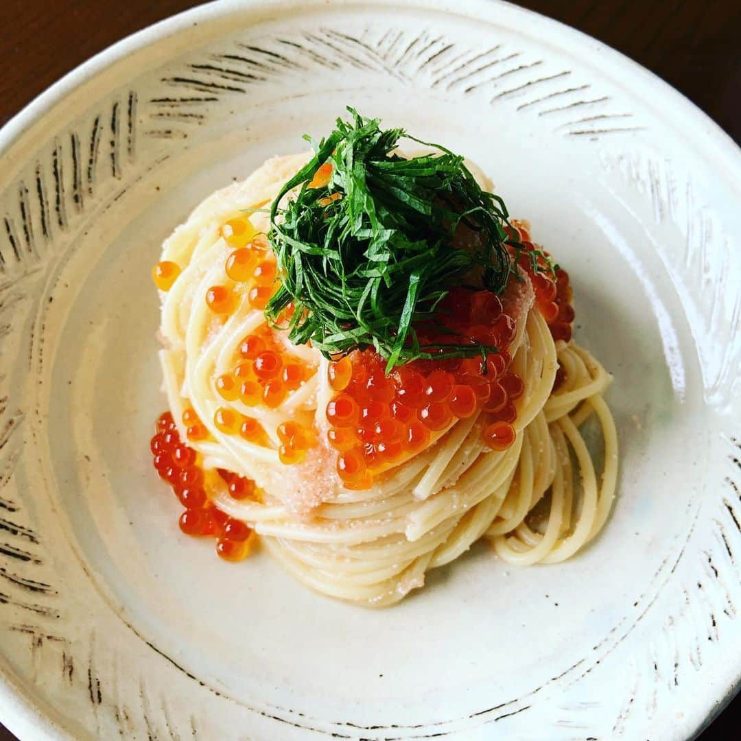 のインスタグラム：「お昼はリクエストにより、明太子パスタに醤油漬けのイクラがけ。明太子パスタは太麺がいい。クレンズ明けに滲みるー。 #明太子パスタ #キムチで味変」