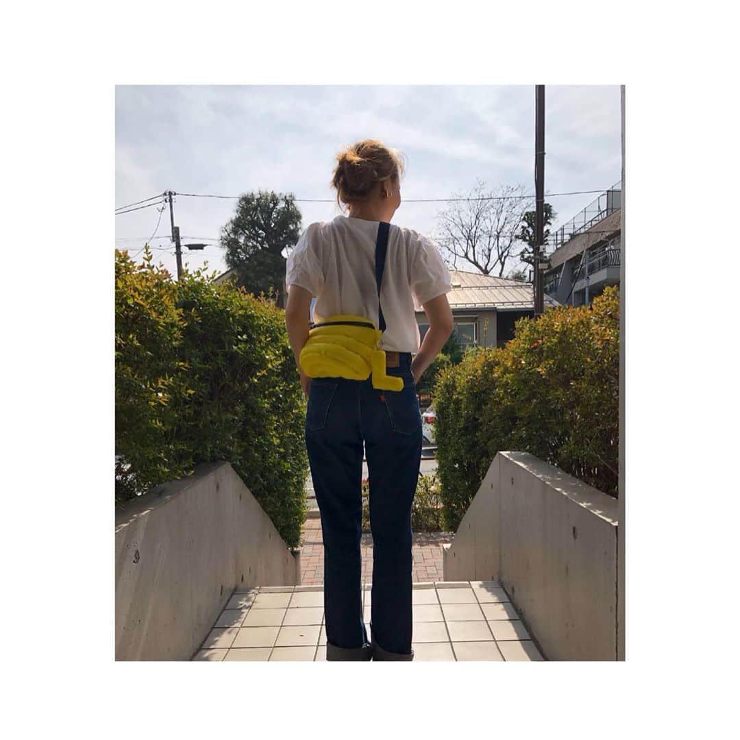 のインスタグラム：「Onlineで好評頂いているベルトバック！半年前の展示会シーズンに一度載せましたが、ようやく入荷しました。 ベーシックなBLACK も もちろん良いのですがこの冬、黄色やピンクもオススメ。 ぜひ、LUDLOW online storeを見てみてね！」