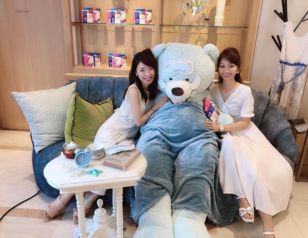 織田千穂さんのインスタグラム写真 - (織田千穂Instagram)「目の下のクマシートを貼る熊🧸💙✨ 可愛いଘ(੭*ˊᵕˋ)੭* ੈ♡‧₊˚ 私も撮影日前夜はお世話になってます🙏🏻 先月のinfluencer's expoにて💗 ✼••┈┈┈┈┈┈┈┈┈┈┈┈┈┈┈┈••✼ #アニヴェルセル #anniversaire #森下仁丹#influencer #インフルエンサー #表参道 #omotesando #photogenic #PR #beaustagrammer #followme  #influencer #influencersexpo #アニヴェルセル表参道 #savethegenic #esutoreja #esutorejasnap #esutorejaコーデ #美容好きな人と繋がりたい #美容 #followme #l4l #コスメ好きさんと繋がりたい#instabeauty  #エイジングケア #アンチエイジング #美肌ケア #女子力アップ #ビューティー #美容day  @queen.lupis ピアス(v0632) ✼••┈┈┈┈┈┈┈┈┈┈┈┈┈┈┈┈••✼」10月19日 13時07分 - chihoda