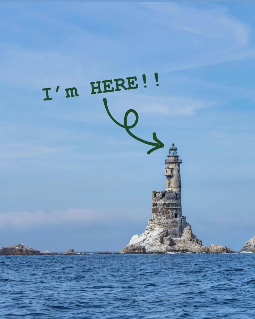 詩歩さんのインスタグラム写真 - (詩歩Instagram)「🇷🇺﻿ ﻿ 廃墟の灯台てっぺんへ！　﻿ Top of the abandoned lighthouse at Aniva peninshula.﻿ ﻿ サハリン（樺太）が日本の領土だった時代に、日本が建設した灯台🇯🇵﻿ ﻿ 日本が樺太を手放した後もロシアがしばらく管理していたけれど、2000年代に入ってから手放され、今は廃墟になっています。﻿ ﻿ 全9階建てで高さ31mの灯台は、中に入ると意外と広い😳﻿ 管理している人たちはずっとこの灯台の中で暮らしているので、宿舎やキッチンなどたくさんの部屋がありました。﻿ ﻿ 実際に人が住んでいた場所だけど、今は見捨てられた廃墟。﻿ リアルな生活感と廃れた雰囲気があいまって、今そこに自分が存在できているのがすごいという感覚に。﻿ ﻿ 実は廃墟が大好きなわたくし、たまりませんでした！！！🤤﻿ ﻿ 階段を最上部まで登ると、そこは灯台のトップ。﻿ 窓ガラスは割れてるし、強風だったのですごい怖かった😨けど、眺めはサイコー！﻿ ﻿ ﻿ 廃墟好きな方、灯台好きな方には、ぜひ訪れてほしい灯台でした😝﻿ ﻿ ﻿ ※灯台への立入りは可能ですが、かなり危険なのでご自身の責任で。﻿ 柵や柱が腐ってきてたので近い将来、入れなくなるかもしれません。（＆カモメの糞だらけの地面を這いつくばって登るのでめちゃ汚い！）﻿ ﻿ ﻿ ✈️﻿ ﻿ サハリン州観光局さん @gosakhalin のお仕事で訪れました。﻿ #shiho_sakhalin﻿ ﻿ 成田→サハリン（ユジノサハリンスク）は直行便で２時間半！﻿ 旅の様子はハイライト「🇷🇺Sakhalin」でもまとめてるのでCheckしてね〜。﻿ ﻿ ﻿ 📍アニワ岬灯台／サハリン島﻿ 📍Aniva lighthouse／Sakhalin﻿ ﻿ ﻿ 日本とロシアが協議を進めている「北方領土」にサハリン島は含まれていません。﻿ （北方領土＝択捉島・国後島などの島々）﻿ ﻿ ﻿ ﻿ ©Shiho/詩歩」10月19日 13時07分 - shiho_zekkei