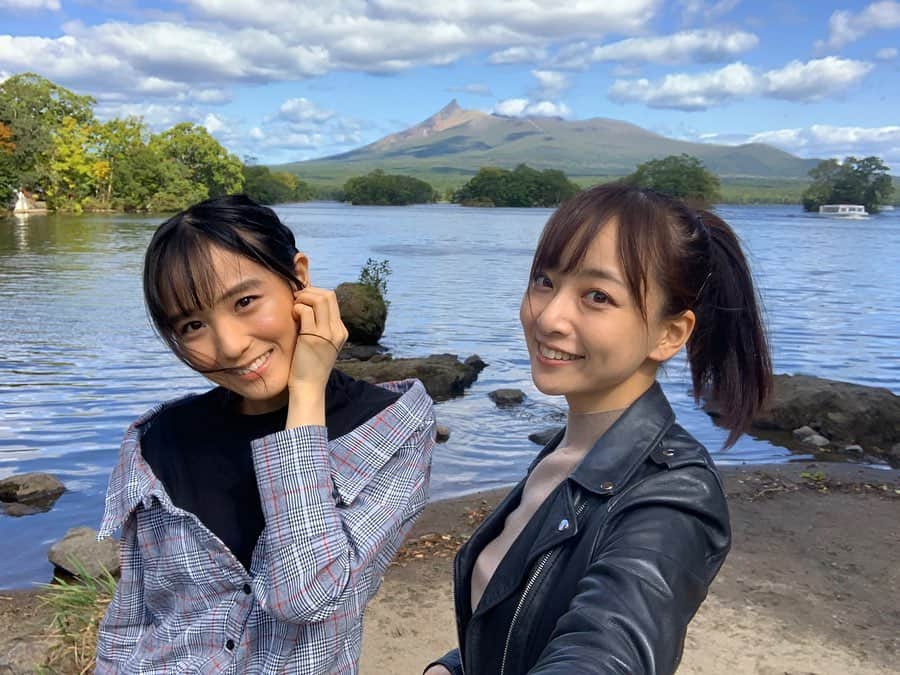 長谷川萌美さんのインスタグラム写真 - (長谷川萌美Instagram)「. . 北海道 6日目 #函館 → #札幌 へ . 駒ヶ岳を望む大沼公園✨  #大沼団子 美味しかった！ 景色も風も気持ちよかった！😋🍡 .  #浜チャンポン ！！こちらは 食券を購入する形で、エビやイカがまるまる一個入った海鮮チャンポンがやってきました！美味しすぎて恋しいです🤤💗 #長万部 にて(読み:おしゃまんべ) .  #羊蹄山 も頂きまで綺麗に見えました。珍しいらしいです！ラッキー🤞 . もっとお気に入りの山増やしたい🏔💓 . 酔わなければずっと地図見てたい🗺(酔い止めは飲んでる) .  #ビタスイ #北海道 #ツアー #駒ヶ岳 #大沼公園 #大沼 #ドライブ」10月19日 13時12分 - moemi_hasegawa