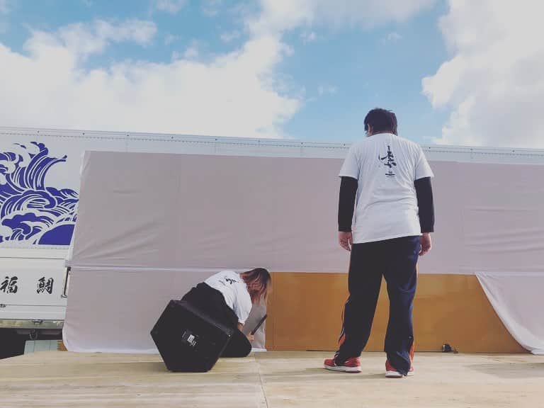 安藤成子さんのインスタグラム写真 - (安藤成子Instagram)「ステージ周りの装飾作ったりMCやったりみんなで打ち合わせしてあーじゃないこーじゃないって色々トラブルあったり解決したりw ・ みんなで作り上げていくイベントってたまらないね❤️ ・ 楽しかった✨沖縄の最高の兄貴 @kenzo_amigo  ありがとう✨ ・ 本当にケンゾーいなかったら出来なかったぜ！ ・ 内装をしてくれたカミングホームさんもイベントのバリケードとかを作ってくださったり ・ 音響機材を用意してくれた光洋楽器さんにも感謝だし ・ ステージを組んでくれた増田建設さん ・ 酒類の仕入れは高島商店さん！そしてホシザキ北九州の釜崎さん、イベント写真は @ora_haruki くん そのほか沢山の方々がスタッフとしてお手伝いしてくれたり本当沢山の方々のご協力で無事イベントが出来ました✨ ・ ありがとうございました🙇🏻‍♀️」10月19日 13時16分 - seikoando