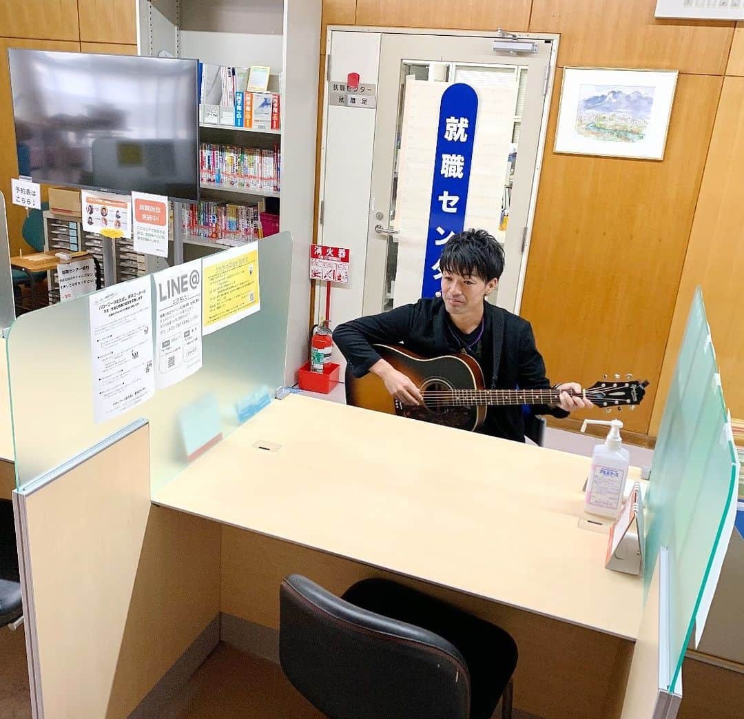 辻井亮平さんのインスタグラム写真 - (辻井亮平Instagram)「あなたの就職のお悩み、歌で解決さしてもらってます。お気軽に。  #シンガー就職センター #山さん」10月19日 13時23分 - aironhed_tsujii