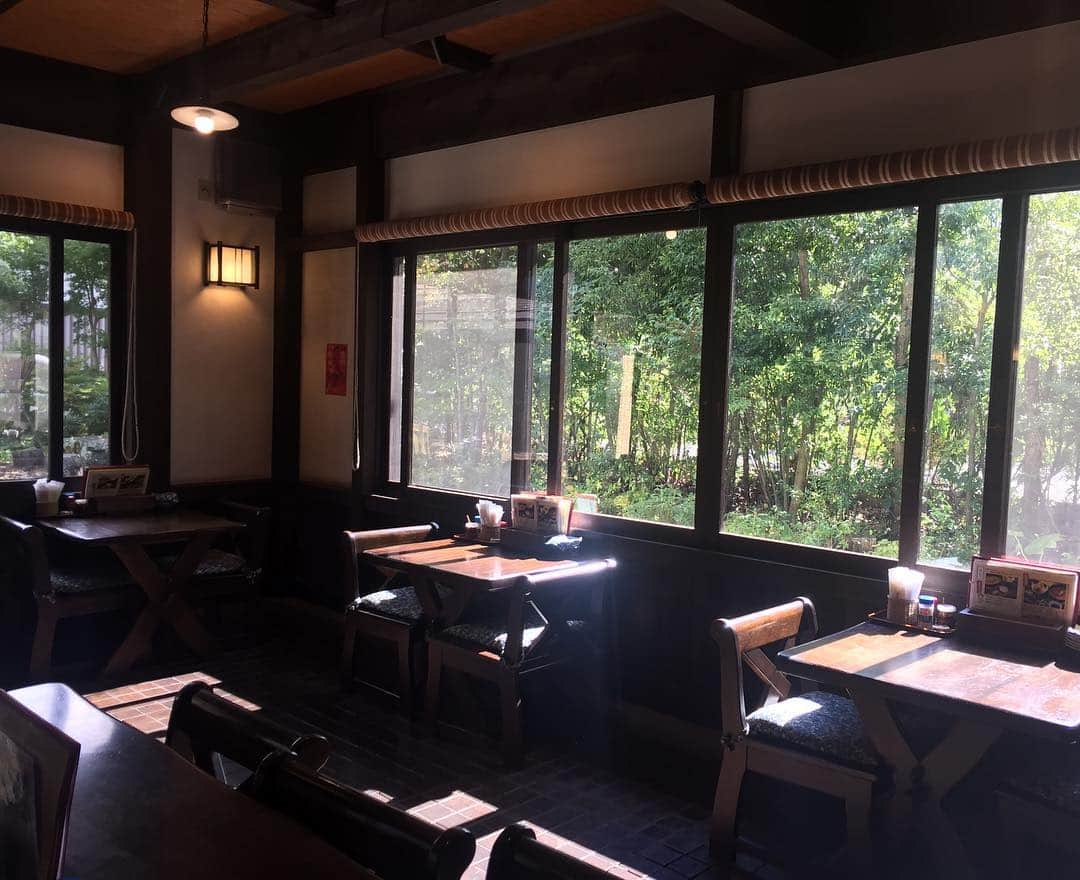 ほうとう 富士の茶屋のインスタグラム：「本日は雨もあがっていい天気☀️ 中央道も開通したとの事でアクセスも回復しました🚙 夜は19:30のラストオーダー分まで営業しております。 ・ 空気は涼しくほうとうを食べるには良い季節、皆様のご来店お待ちしております😊  #ほうとう#富士の茶屋#近く#富士山#すばるランド#富士急ハイランド#河口湖#山中湖」