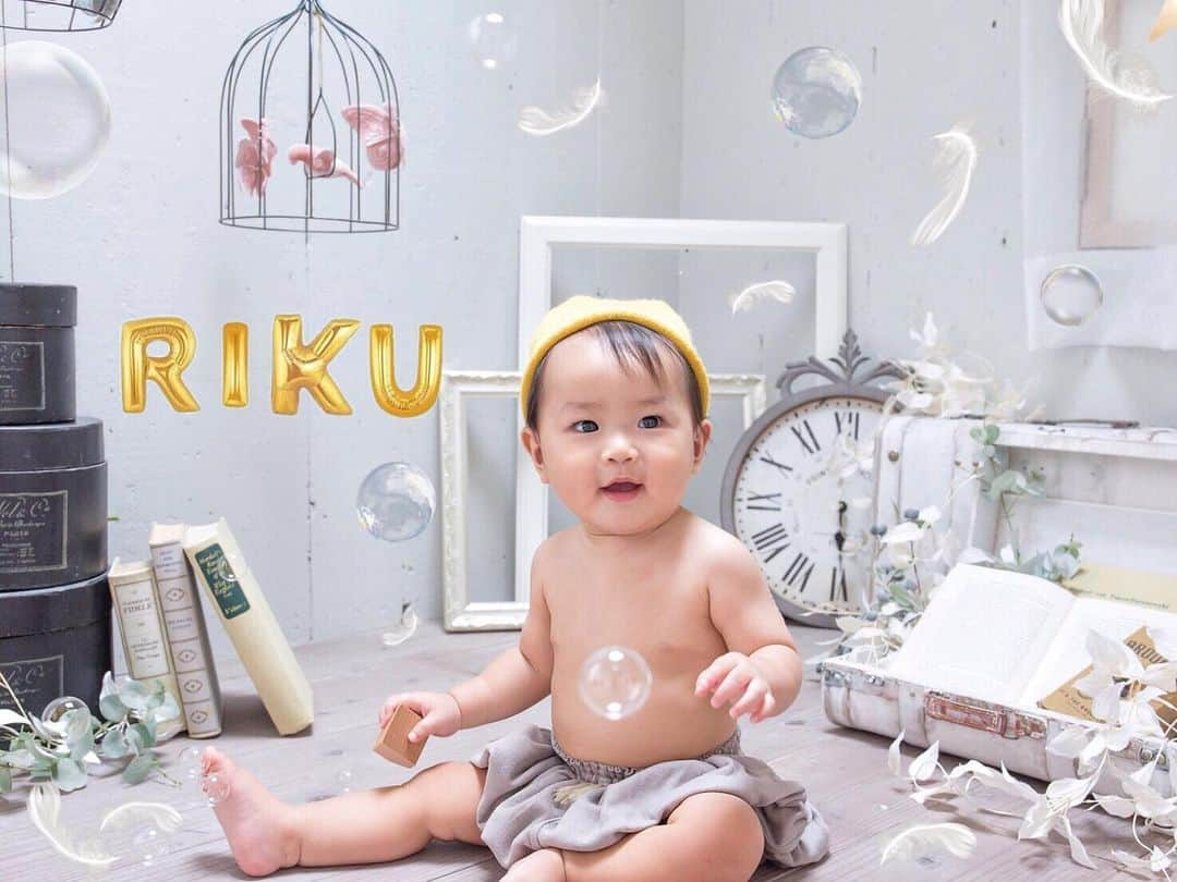 河内麻沙美さんのインスタグラム写真 - (河内麻沙美Instagram)「#1stbirthday 🎂 ． ． 今日はRIKUの1歳の誕生日❤️ おめでとう😌💓 ． 1年前正産期に入ってから急に逆子になって、急遽帝王切開になって、こわくてこわくて号泣しながら出産したことは忘れない🥺💕w 13時41分に出産したから、ちょうど今頃✨ 子供2人を24時間体制で見てるとほんと毎日があっという間で、大変で泣きたくなる時もあるけど、その分2人への愛情も溢れてる🥺❤️ 溢れすぎてたまに苦しくなるwww ． ちょうど今パパが忙しい時期で、誕生日会が来週になっちゃったので、誕生日会の写真はまた今度✨ ． 健康に1年を迎えられたことに感謝🤗 RIKUのママになれて幸せだよ〜❤️ ． #birthday#baby#1歳#誕生日#ファーストバースデー#赤ちゃん#赤ちゃんのいる暮らし#赤ちゃんのいる生活#子育てぐらむ#成長記録#スマイル育児#ママスタグラム#ママリ#ベビフル#イットママ#コドモノ#コズレ#コドモダカラ#ベビリトル#キズナ#ハピベビ#comonaリンクコーデ#ベビー#男の子#親バカ部#instababy#ig_baby#mamanokoカメラ部#mamagirl」10月19日 13時28分 - masamikouchi