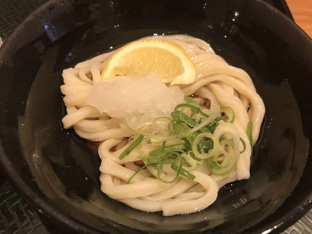 はなまるうどんのインスタグラム：「こんにちは😍🤘🏻今日は、 「さっぱりとしたうどんが食べたい！」と思ったので、 「 #ぶっかけ 」を食べてきました😋🙏🏻 ちなみに🙄 私は、レモンをしっかり絞る派です😏✨ #はなまるうどん #うどん」
