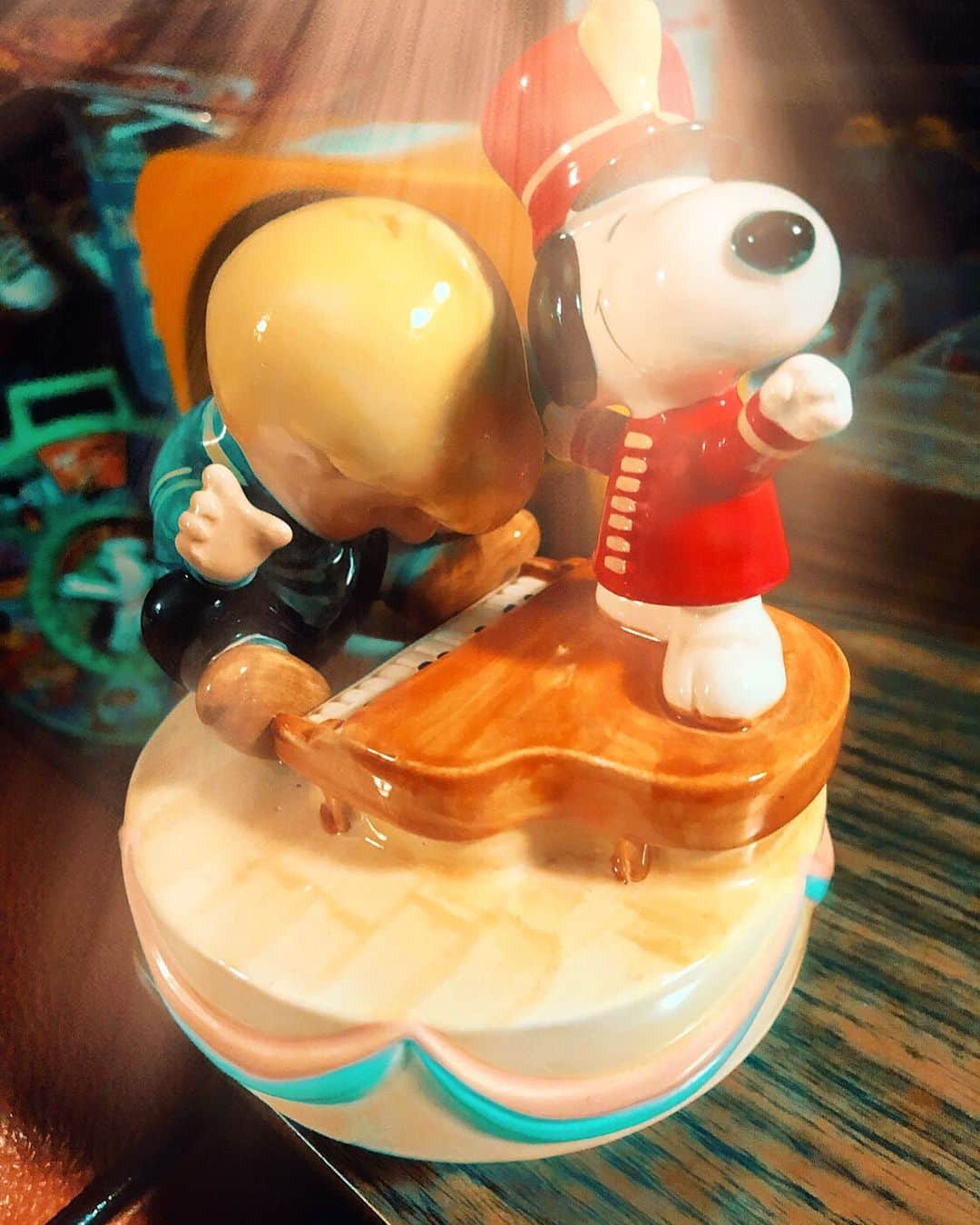 大川知英のインスタグラム：「83's Peanuts Shimid Music Box  Snoopy&Schroeder🎹 理由なきの可愛さ👨🏽‍✈️Upi❗️ #peanuts#shimid#musicbox#83s #snoopy#schroeder#陶器は輝きがいい #オルゴール#御光#amecajiboys #takatsubas #アメトイ部#キャプテン」
