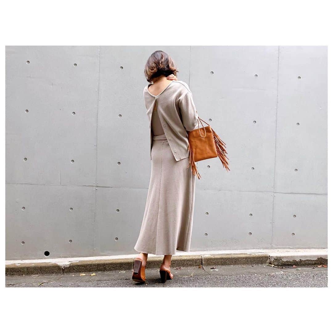 のインスタグラム：「Tops/Waffle cardigan,waffle tank(greige) Skirt/ Waffle wrap skirt(greige) Bag/Fringe mimi bag(brown) 肉厚なワッフル生地を使用した3セットアップコーデ。 スナップカーディガンは前後2wayで着ていただけます。袖のスナップボタンを開けてきると袖がフレアになりまた違った印象に。 ラップスカートは紐を長めにしているので結び方で色々遊べます。ウエストは紐の長さで調整可能なのでベアワンピとしても着回せます。 取り外し可能なパット入りタンクはとにかく楽チン👍 大人気だったフリンジバッグはミニサイズになって復活です。財布、ミニポーチ、携帯が充分入る大きさです。 *予約特典ありの予約会は25日(fri)13時までです。 #herfee #herfee2020ss #herfee_official」