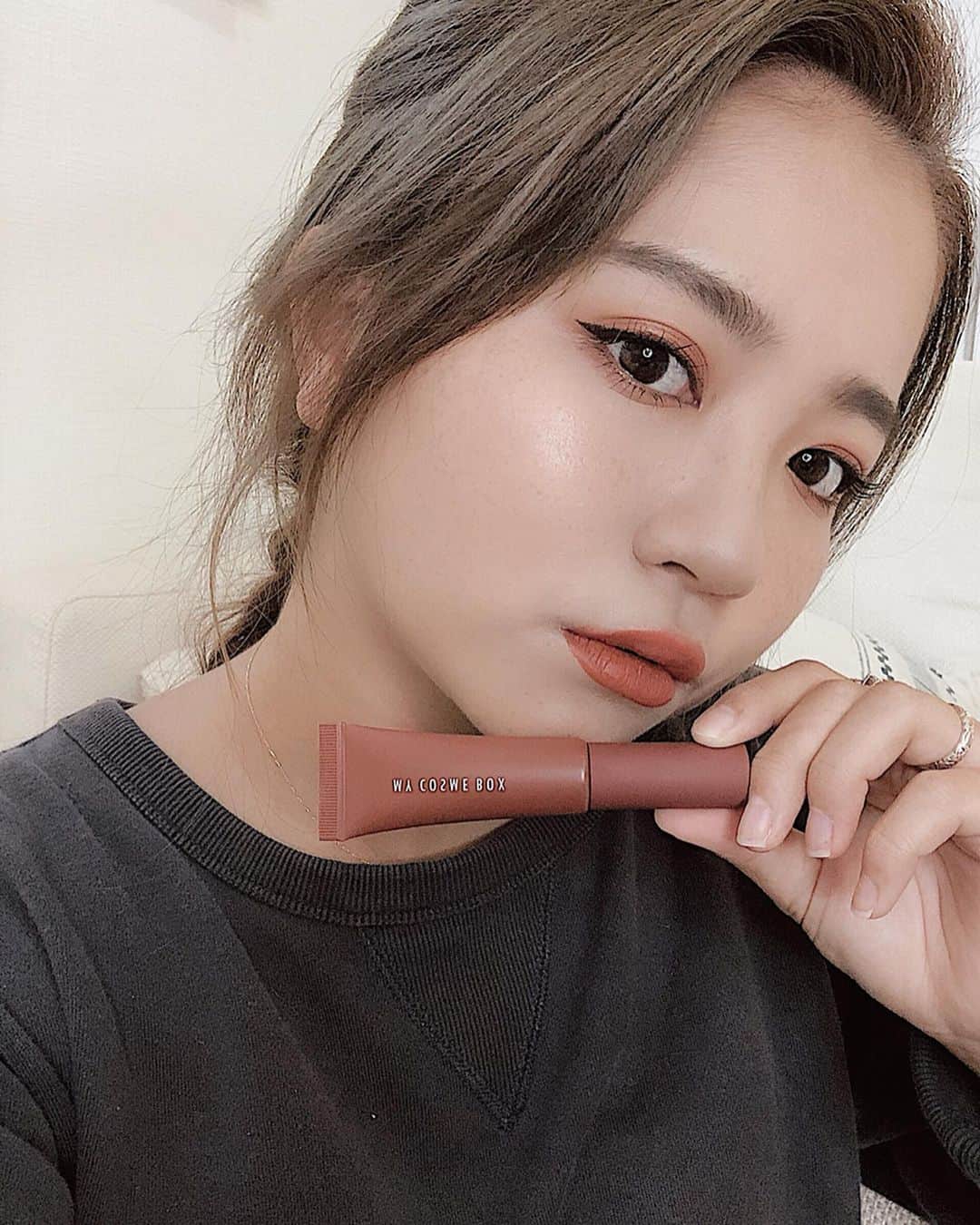 のインスタグラム：「新色が出るたびに買ってしまう @mycosmebox_official のリップ❤️ ㅤㅤㅤㅤㅤㅤㅤㅤㅤㅤㅤㅤㅤ 新色のテラコッタは過去1好きかも🥺🧡 ㅤㅤㅤㅤㅤㅤㅤㅤㅤㅤㅤㅤㅤ ガシガシ使うからストックも買おうと思ってる😂❤️ ㅤㅤㅤㅤㅤㅤㅤㅤㅤㅤㅤㅤㅤ オレンジブラウンが絶妙でめーっちゃ可愛い💗💗 ㅤㅤㅤㅤㅤㅤㅤㅤㅤㅤㅤㅤㅤ #instagram  #liquidlipstick  #japan  #メイク  #YouTube  #cosmetics #love #me #makeup  #fashion #mycosmebox #メイク #コスメ  #リキッドリップスティック  #マットリップ #マイコスメボックス #マイマットリップペイント #テラコッタ」