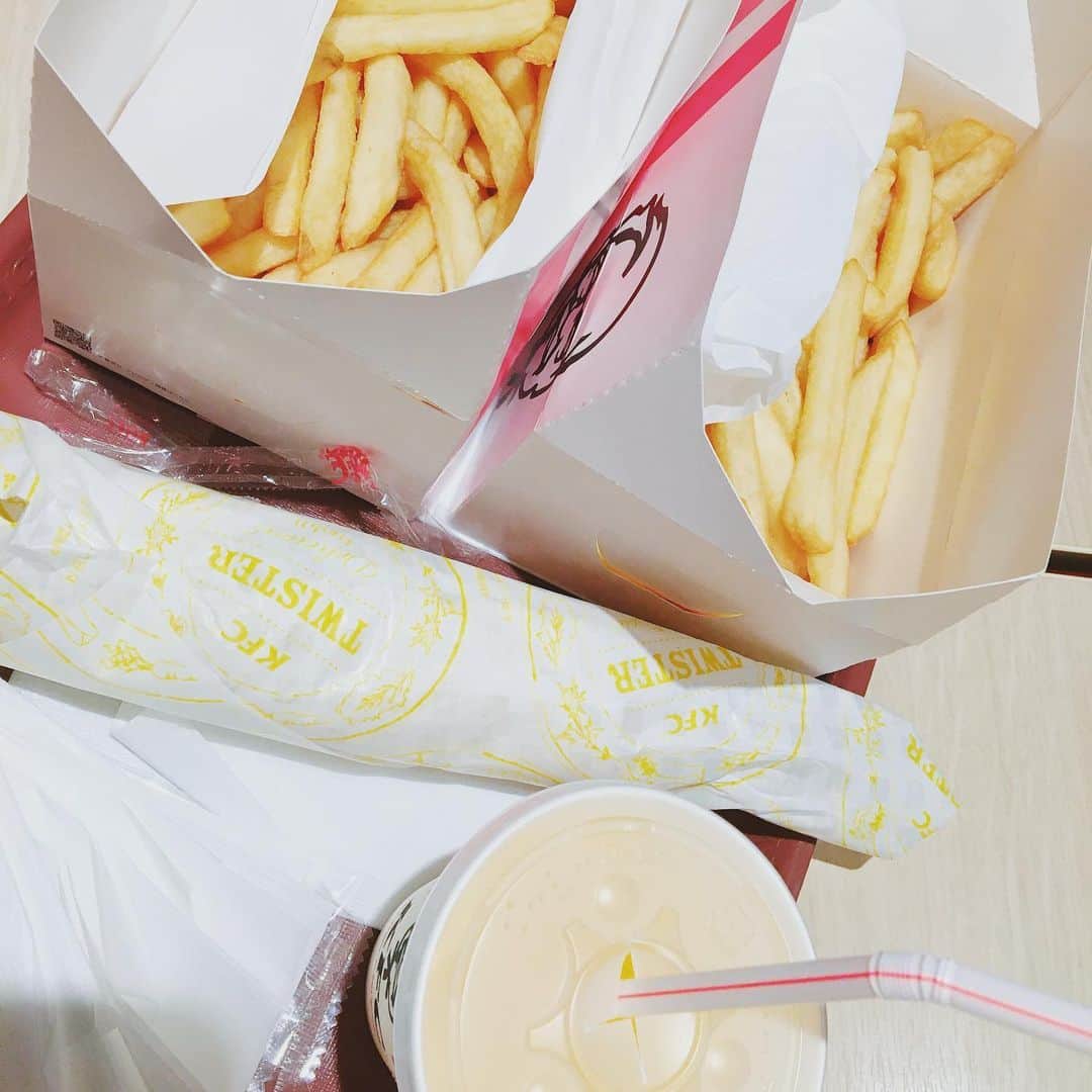 塚田詩織のインスタグラム：「#最近食べたおいしいもの 姉と芋祭り。モンストコラボありがとう。」