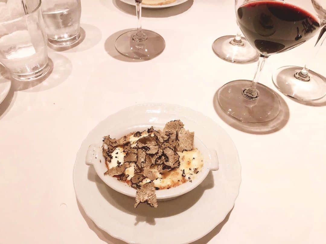 神宮 若奈さんのインスタグラム写真 - (神宮 若奈Instagram)「幸せ...🥂💕 . . とても素敵な会に素敵なタイミングで お邪魔してきました🥺✨ . 美味しかった🤤💗 . . 私の一番のお気に入りは とろっとろでほんのり甘みのあるチーズ🧀 . 改めまして、おめでとうございます🌹💕 #labrianza #dinner #bd #roppongi #幸せ #幸せ空間 #ディナー #おしゃれ #かわいい #クジラの肉 #カツオ #お肉 #最高 #love #instagood #instalove #like #六本木 #素敵な集まり」10月19日 13時38分 - jinguwakana