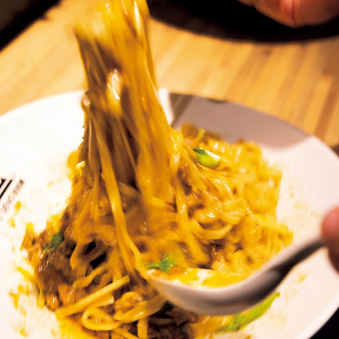 東京カレンダーさんのインスタグラム写真 - (東京カレンダーInstagram)「鮮烈な痺れと心地良い辛さ、深い旨みは圧巻の一体感！ いま、話題の痺れ系のトレンドの生みの親と言っても過言ではない「175°DENO担担麺」。 現在、都内に4店舗を構えている人気店だ。 . 花椒や唐辛子といった香辛料は四川省で買い付け。調味料はすべて自家製を貫いて、唯一無二の完成度を実現した。 . 気軽に入れるスタイルはラーメン店だが、味は高級中華レベルという点が、食通に支持される理由だ。 . 店名 ▷175°デノ担担麺 本郷三丁目店 最寄り駅 ▷本郷三丁目 ジャンル ▷専門店 TEL ▷03-6801-6838 住所 ▷文京区本郷 2-39-7 エチソウビル 1F シチュエーション ▷ おひとり様・友人 . ー続きは東カレwebまたはアプリにてー ▶︎『　東京カレンダー　175°デノ担担麺　』で検索！ . #東京カレンダー #tokyocalendar #東カレ#東カレグルメ#東京グルメ #food #foodie #tokyofood #yummy #japanesefood #instafood#美食 #東京美食 #中華#ラーメン#ramenn#担々麺」10月19日 13時40分 - tokyocalendar