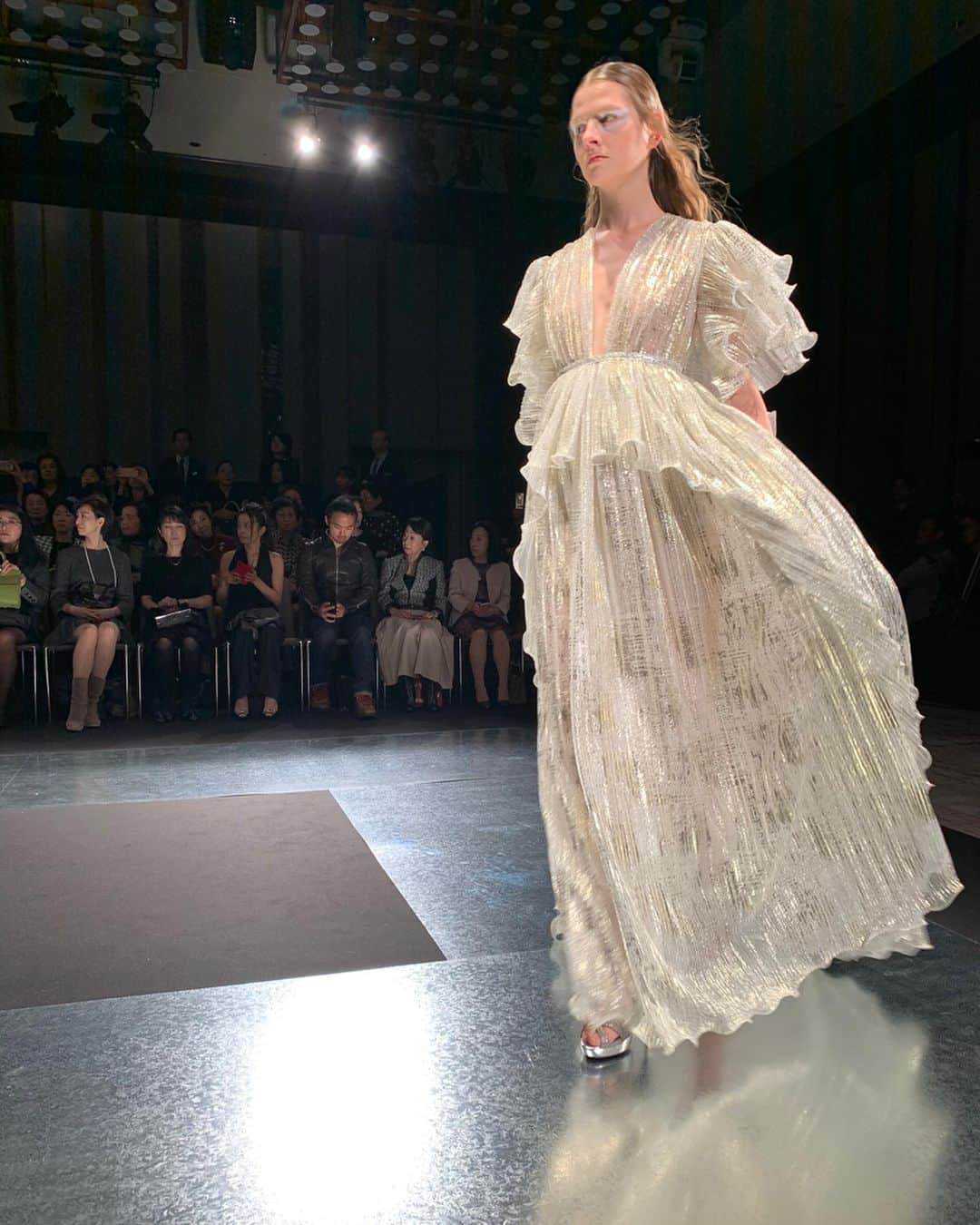 のインスタグラム：「@tae_ashida_official  2020ss collection  始まりから、日本の四季を感じるような彩り美しいルックの数々の登場に、うっとり心酔。。 フェミニンな印象でありながらも、余韻にはマスキュリンを感じる芯のある全ルックは、まさにこれからの時代を先駆ける女性にふさわしく、ジャンヌダルクを想わずにはいられないパワーを頂けるコレクションでした👗✨ さすが日本が誇る、TAEASHIDA✨ 美しく、しなやかに、素敵でした❤️❤️❤️ 多恵先生、taeashidaのスタッフの皆様、 素晴らしいコレクションにお招き頂き、ありがとうございました✨  #taeashida #fashion#fashionista  #メンズラインも素敵  #rakutenfashionweektokyo  @rakutenfwt #taeashida2020ss  #instafashion#wonderfulshow」