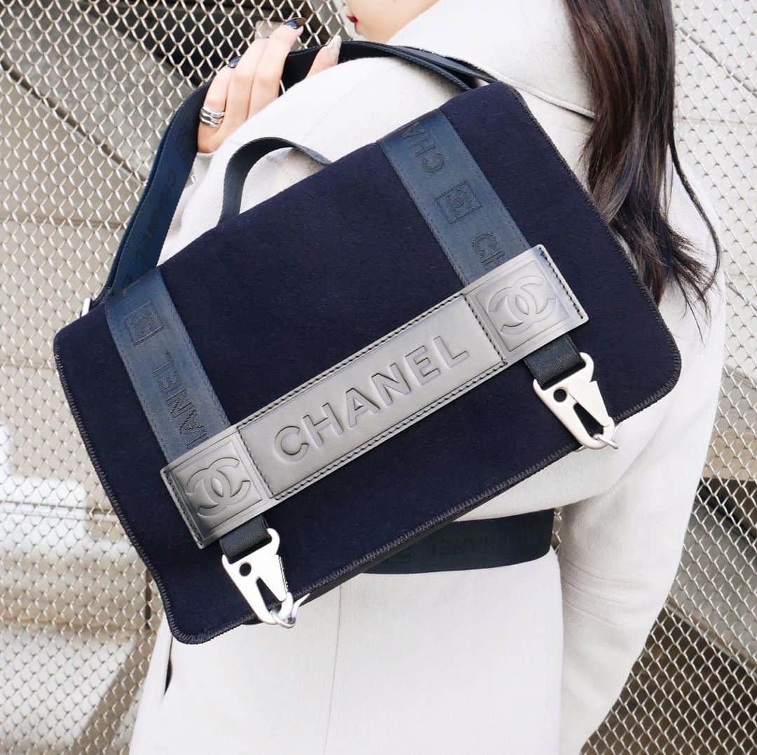Vintage Brand Boutique AMOREさんのインスタグラム写真 - (Vintage Brand Boutique AMOREInstagram)「Chanel Sport messenger bag ▶︎Free Shipping Worldwide✈️ ≫≫≫ DM for more information 📩 info@amorevintagetokyo.com #AMOREvintage #AMORETOKYO #tokyo #Omotesando #Aoyama #harajuku #vintage #vintageshop #ヴィンテージ #ヴィンテージショップ #アモーレ #アモーレトーキョー #表参道 #青山 #原宿#東京 #chanel #chanelvintage #vintagechanel #ヴィンテージ #シャネル #ヴィンテージシャネル #amorewardrobe #アモーレワードローブ」10月19日 13時47分 - amore_tokyo