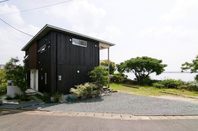 ソラマド香川のインスタグラム：「高台に立つBOX型のソラマドの家。 ・ ・ --------------------------------------- ‐‐　★「ソラマドの家」資料請求はこちら ・ → @request.soramadokagawa ・ ‐‐　★もっと施工事例を見たい方はこちら ・ → @soramado_kagawa --------------------------------------- ・ ・ #ソラマド香川 ・ #外観デザイン#外観#木の家#自然素材#無垢床#マイホーム#新築#自由設計#シンプルな暮らし#自然光#instahouse#instahome#soramado#ソラマド#家づくり#中庭のある家#house#自然素材#漆喰#interior#コートハウス#空#ウッドデッキ#home#中庭#おしゃれな家#ソラマドキッチン#設計事務所#センコー産業」