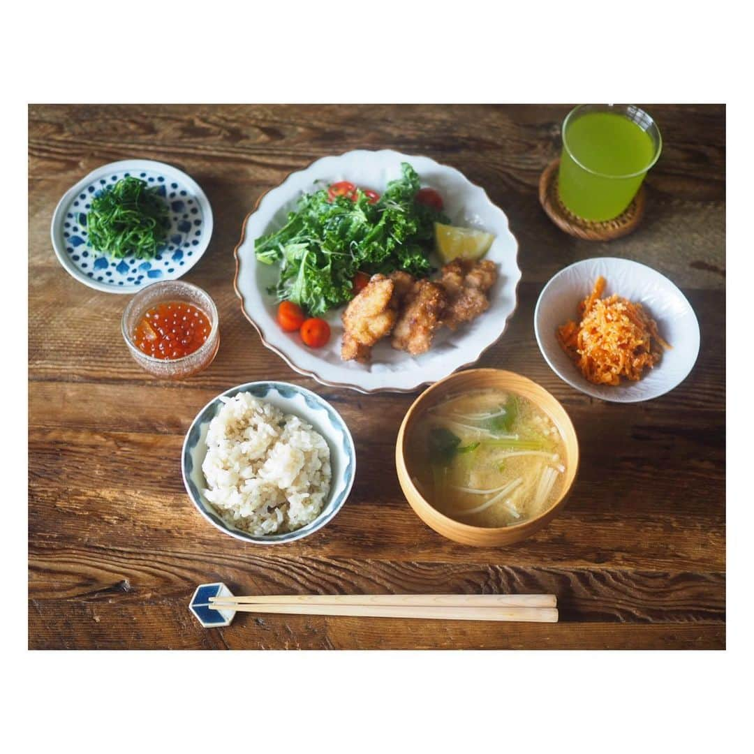 高山都さんのインスタグラム写真 - (高山都Instagram)「もうちょい味が深かったら100点だったけど、サクサクに揚げられて、まぁ良しな唐揚げ。 この茶色い食べ物は、テンション上がるよねー。 ケールとスプラウトのサラダは、ナンプラーとライム、てん菜糖、ごま油のドレッシングで。 にんじんたらこ、おかひじきの柚子胡椒オイル和え、自家製いくら、玄米、えのきとカブの葉とお揚げの味噌汁。 おうちっていいよなーって、しみじみごはん。 お皿は、　@bunshogama さんや、古伊万里のお茶碗を。 #みやれゴハン #おうちごはん　#からあげ」10月19日 13時57分 - miyare38