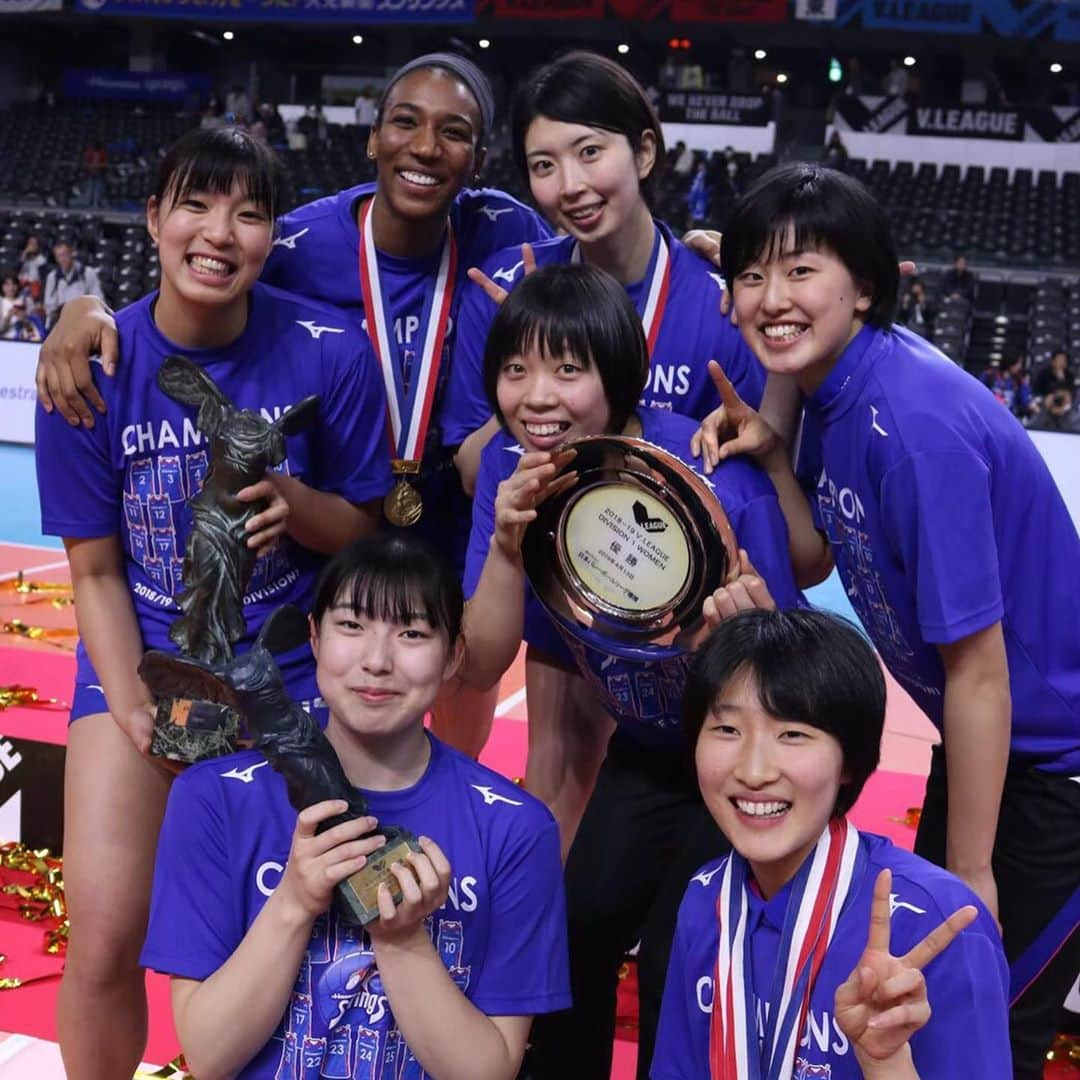 フォルケ・アキンラデウォさんのインスタグラム写真 - (フォルケ・アキンラデウォInstagram)「These were taken back in April after we won our second consecutive V.League title. And, fun fact, I’m 8 weeks pregnant in these photos! 😅🤰🏾 Competing for Hisamitsu Springs the last two years has been a dream. I’m missing my Japanese family dearly, but I’m so excited to cheer them on and watch them kick off their V. League season this weekend!  #hisamitsusprings #vleague #fbf」10月19日 14時03分 - folukea