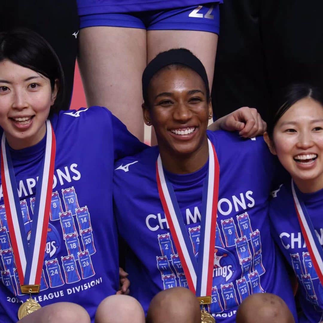 フォルケ・アキンラデウォのインスタグラム：「These were taken back in April after we won our second consecutive V.League title. And, fun fact, I’m 8 weeks pregnant in these photos! 😅🤰🏾 Competing for Hisamitsu Springs the last two years has been a dream. I’m missing my Japanese family dearly, but I’m so excited to cheer them on and watch them kick off their V. League season this weekend!  #hisamitsusprings #vleague #fbf」