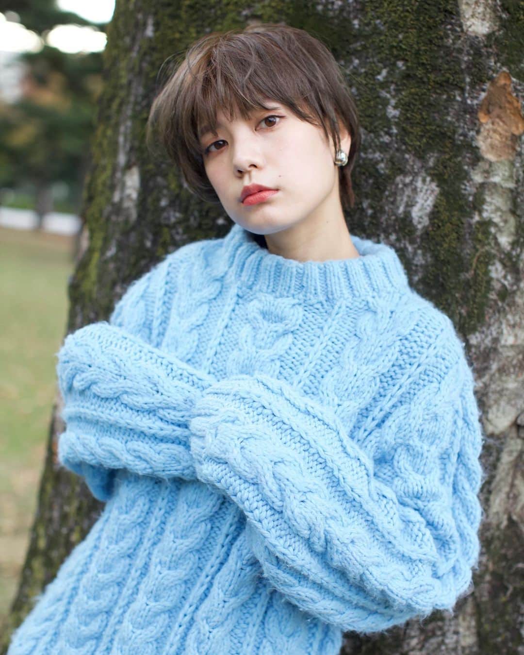 石川瑠利子のインスタグラム：「. . 駅までの通り道にある金木犀の香りが秋を感じるね🍁🍁🍁 そのいい香りがしなくなったらいよいよ冬かぁ🤤 今年の冬は寒いのかな？❄️ . 髪の毛も伸びたし、そろそろ整えてもらわないと✨✨ . お気に入りの古着のニットを着るのが楽しみ🧶 . . #fashion #shorthair #knit」
