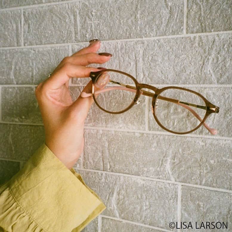 Zoff Officialのインスタグラム：「Zoff meets LISA LARSON/ ZO191007_43A1  ウッド調に柔らかなピンクベージュのコンビネーションが北欧らしい、LISA LARSONとのコラボモデル。  内側にレーザー加工で施されたマイキーが、なんともキュート。  トレンドを押さえつつ、普段使いもしやすい1本です。  #Zoff #FASHION #eyewearstyle #メガネ #Zoffコーデ」