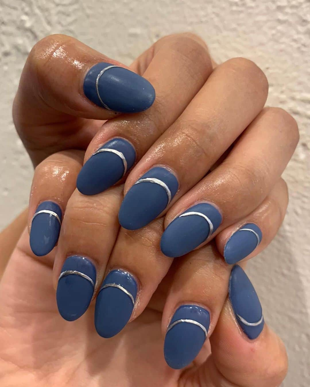 阿部紫夕那さんのインスタグラム写真 - (阿部紫夕那Instagram)「. new nail🥳💙 今回も @lapis_kotoko さんに やっていただきました🥰🙏 いつもありがとうございます！😆 . シンプルイズベスト✌️ そしてマットが可愛すぎ。 2枚目に無加工載せてるよ〜！ . 【🥳Special coupon💜】 私のSNSを見ました！って言って予約してもらえたら ワンカラー、ラメグラデ→¥5,500 カラーグラデーション→¥6,000 GELやり放題→¥9,500 でできちゃうよ〜😌💕 オフ無料！コーティング込み😽✨ (※ご新規様のみご利用可能です) . 私担当⋆kotoko⋆さんの instagram ( @lapis_kotoko ) Twitter ( @lapis_kotoko ) . お問い合わせ&ご予約☝️ (☎︎)︎03-5489-5550 住所 〒150-0042 東京都渋谷区宇田川町34-6 M&Iビル B1F . ❤️ホットペッパー予約❤️ https://beauty.hotpepper.jp/kr/slnH000253933/?vos=cpahpbprosmaf131118006 . . #newnail #nail #naildesign #ネイルデザイン #ネイル #ネイルデザイン2019 #シンプルネイル #おしゃれネイル #ニュアンスネイル #マットネイル #秋ネイル #ブルーネイル」10月19日 19時38分 - shunatan317