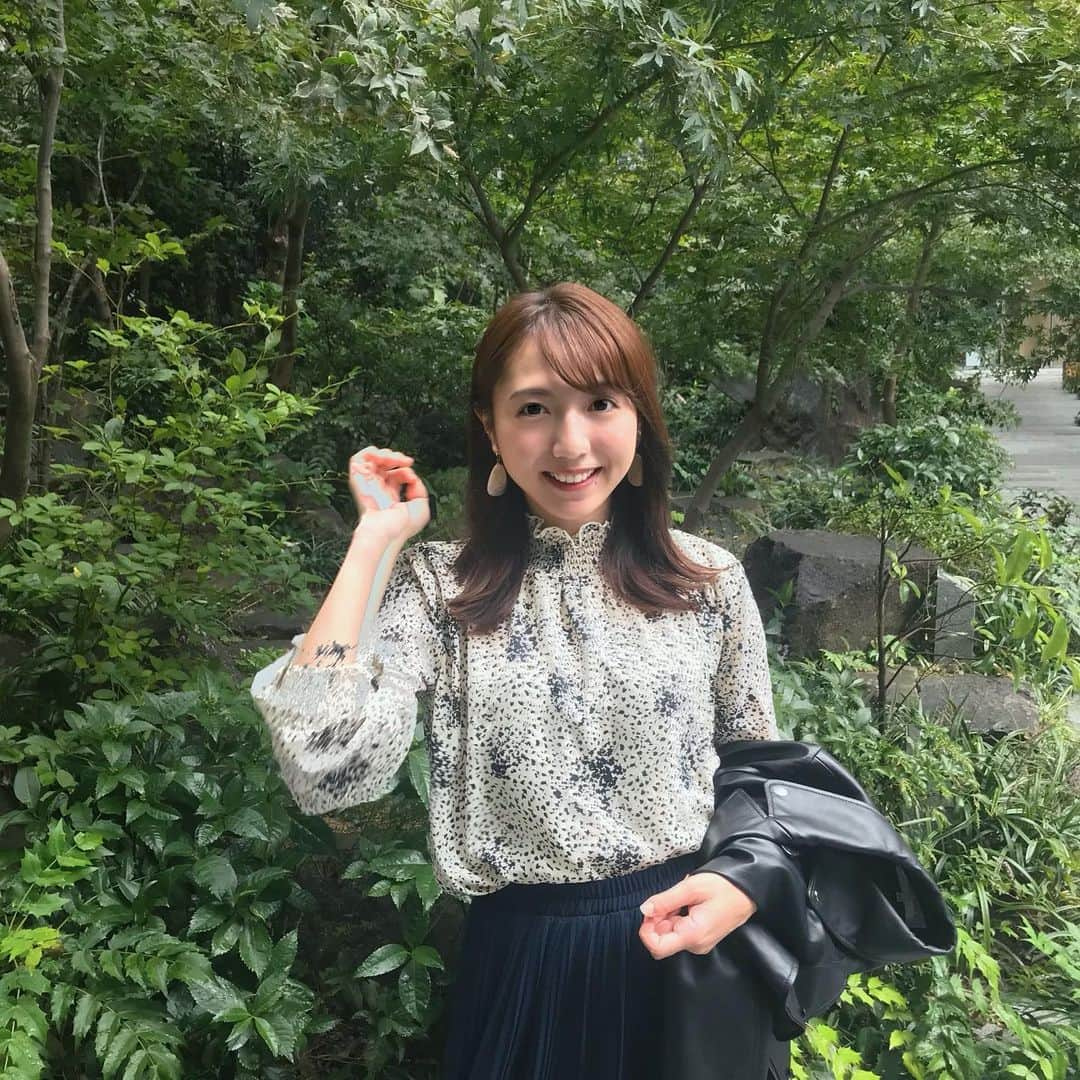 森遥香さんのインスタグラム写真 - (森遥香Instagram)「. 冬までの距離が一気に縮まりました。 羽織り物の出番ですね。 季節の変わり目、皆さん体調を崩さないようにお気をつけください🙇‍♀️ 秋の晴れ間が見たいですね🍁 . . blouse(lpg812-0602)/ @lialapg . @joint_space #lialapg #liala_fashion #jointspace #pr #手が影分身」10月19日 14時20分 - moriri_h