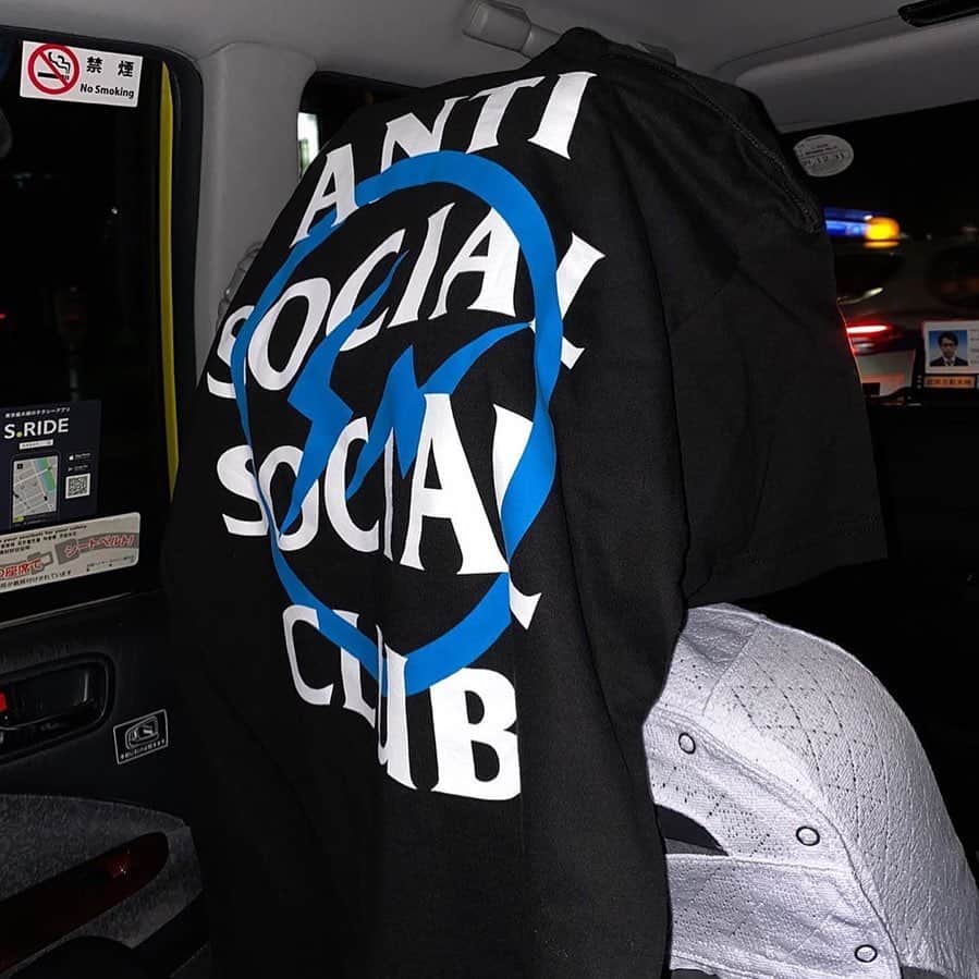 のインスタグラム：「@hypebeaststyle : Anti Social Social Club が 藤原ヒロシ主宰の fragment design とのコラボプロダクトを発売。Anti Social Social Club のロゴの上からアイコニックな稲妻マークをプリント。ASSC のロゴはホワイトで統一されているが、イエロー、ブルー、ピンクという色違いの稲妻による3色展開。それ以外のアイテムについては不明であるが、fragment design x ASSC は、ブランドのオンラインストアにて10月19日の11時（米国東部標準時）に販売開始。気になる方は発売開始時間にあわせてアクセスすることをおすすめする。⁠⠀ ▶︎詳細はプロフィールリンクから⁠⠀ Photo: ANTI SOCIAL SOCIAL CLUB」