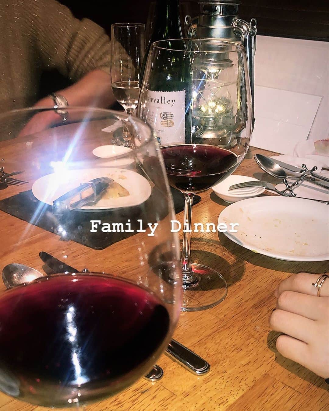 TOMOYOのインスタグラム：「. 家族で久しぶりに集まって お祝いして貰った👩‍❤️‍💋‍👩✨💕 早く来年にならないかなー 春からの新生活が楽しみ🌸 #family#cheese#wine#aoyama」