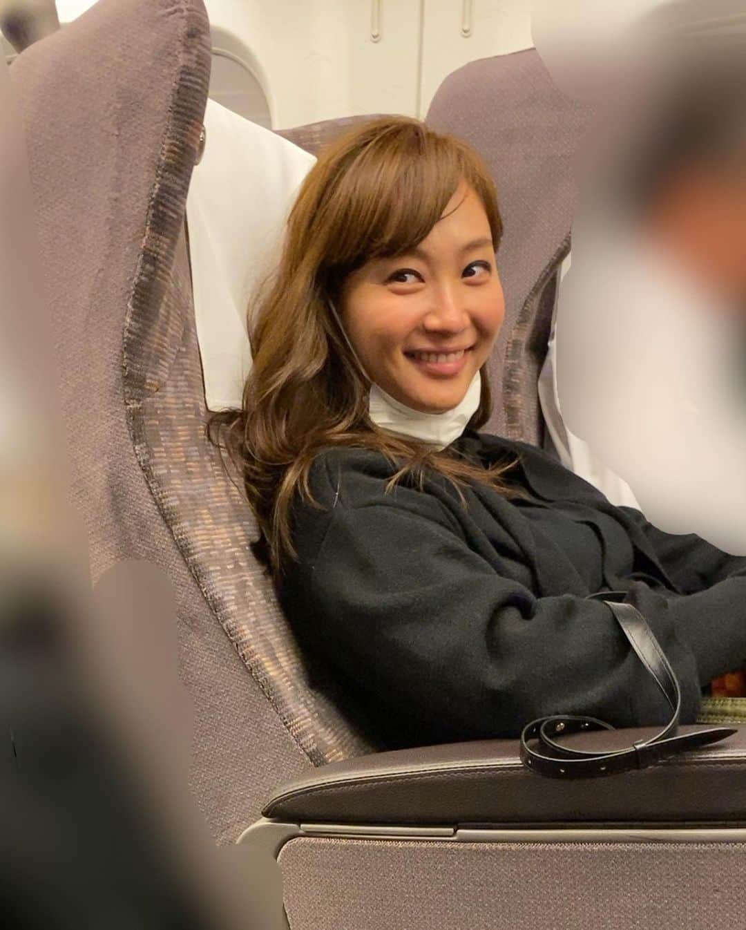 庄司智春さんのインスタグラム写真 - (庄司智春Instagram)「京都ロケからの帰りの新幹線 名古屋から乗って来て 僕の席から通路を挟んで 隣の席に座った女性が あまりにも僕のタイプだったから ガマン出来ずに写真撮ってたら 睨まれて、ヤバっ！バレた！ 怒られる！と思ったら マスク外して笑ってくれたから 多分怒ってないと思います。」10月19日 14時23分 - tomoharushoji