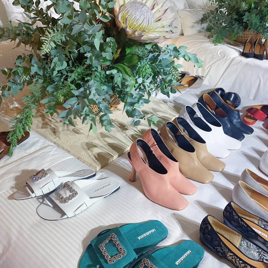 土井地恵理子さんのインスタグラム写真 - (土井地恵理子Instagram)「・ @pippichic_official  2020SS collection ・ ツボなものがないことがない pippiの展示会 いつも決めるのに一苦労😝 ・ 可愛かったな❤︎❤︎ 一緒に行った　@lilyshandmade とは全然違うオーダー🤣 みんながどれかしらハマるcollectionってすごいな！ ・ ・ #pippichic #exhibition #shoes #sandals」10月19日 14時24分 - ericodoiji