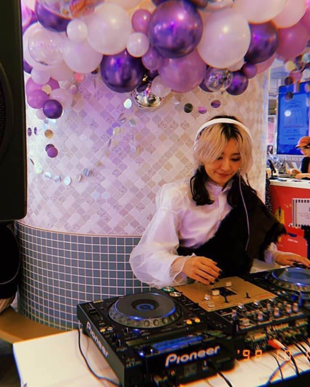 中川友里さんのインスタグラム写真 - (中川友里Instagram)「昨夜の @109_shibuya B2イベントDJ 遊びに来てくれた皆様ありがとうございました🥺🌹💫❤️ みんなに会えて嬉しかったしめちゃ楽しかったあーーーー☺️💕イレギュラーな曲かけれて楽しかったな w 帰りに韓国🇰🇷photographerの　@jeong_jaehoon 会えたしhappy😍😍‼️あ、昨日ニップレスやしノーブラやわごめん　笑」10月19日 14時26分 - darayunya